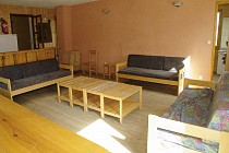 Chalet Cigales 1 - woonkamer met zitbanken 